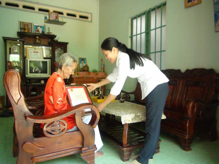Đoàn lãnh đạo tỉnh, huyện thăm các cụ 100 tuổi trên địa bàn huyện Tân Châu